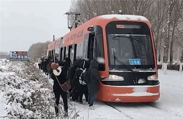 沈阳市民雪地中合力推轻轨！网友：谁说火车不是推的